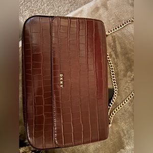 DKNY NEW PURSE IN GREAT CONDITION